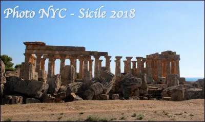 Dans quelle commune de Sicile se trouve le plus grand centre archéologique d'Italie, une ancienne cité grecque du VIIe siècle avant J.-C. avec10 temples aux multiples colonnes ?