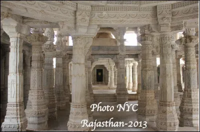 Dans quelle ville du Rajasthan est situé ce temple Jaïn de 1 444 colonnes différentes en marbre blanc, érigé au milieu de la jungle ?