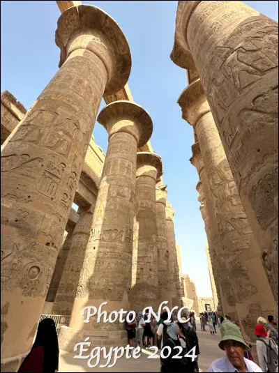 Dans quelle ville d'Égypte se trouve le temple d'Amon composé de 34 colonnes massives et décorées datant de 1920 avant J.-C. ?