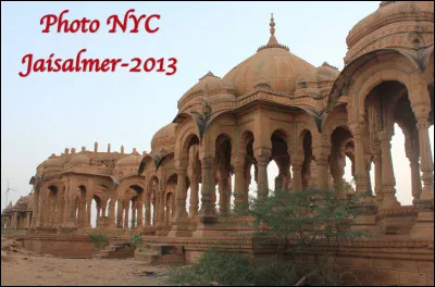 Quel est le nom donné aux tombeaux royaux à colonnes de Jaisalmer (Rajasthan) élevés à la mémoire des morts mais sans corps dedans ?