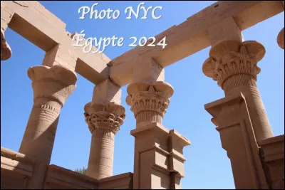 Quel est le nom de ces colonnes de l'art égyptien en forme de papyrus du temple d'Isis de l'île de Philae sur le Nil ?