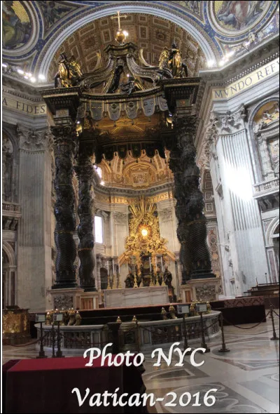 Quel est le nom de ce type de colonnes torsadées du baldaquin de la basilique Saint-Pierre de Rome ?