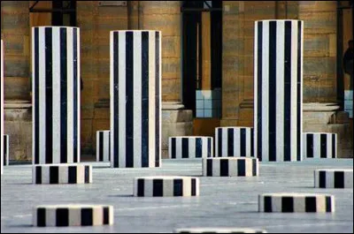 Quelles sont ces colonnes tronquées de marbre blanc rayée de noir, oeuvre d'art réalisée dans la cour du palais-Royal à Paris qui portent le nom de son concepteur ?