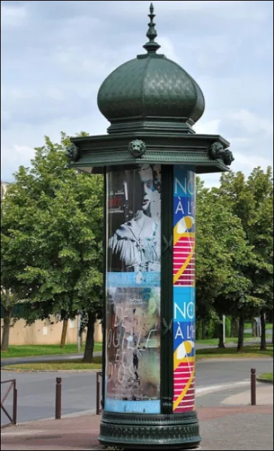 Quel est le nom de cette colonne cylindrique publicitaire, un élément de mobilier urbain qui porte le nom de son concepteur depuis 1868 ?