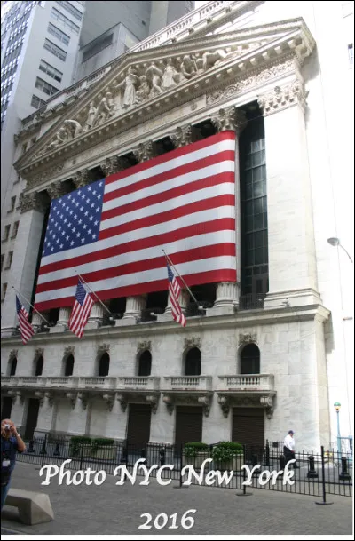 Quel est le nom de ce bâtiment emblématique de New York avec en façade 6 colonnes massives de l'ordre corinthien, plus grande bourse du monde ?