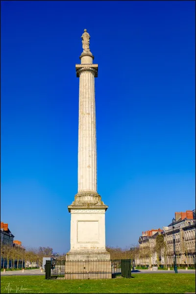 Dans quelle ville de Loire-Atlantique est située la colonne Louis XVI ?