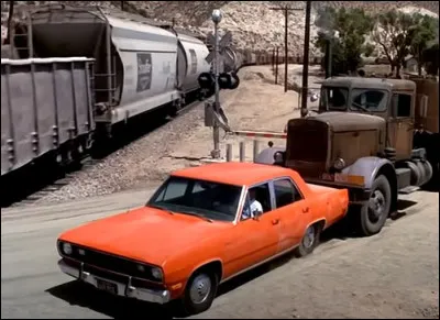 Quel est le titre du film de Spielberg où l'on voit une auto poussée par un camion contre un train ?