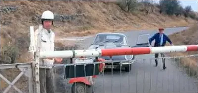 Dans quel film comique, De Funès intervient pour soulever une barrière récalcitrante ?