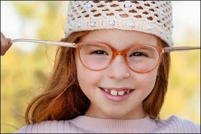 Deuxième scénario : tu dois garder une petite fille pendant toute une journée (de 8 h à 19 h) et elle s'appelle Camille. Quand elle arrive tu vois qu'elle fait la tête. Que lui dis-tu ?