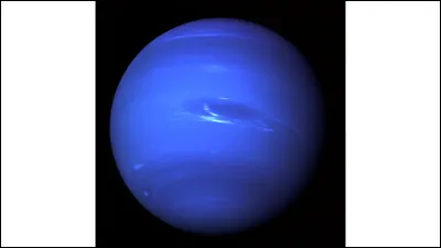 Neptune est la planète la plus éloignée du Soleil, elle est donc la plus froide.