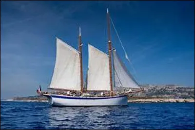 Dès que le vent soufflera. C'est au cours des années 1980 que Renaud rêve de partir comme Antoine et Brel. Que se fait-il construire pour prendre la mer ?