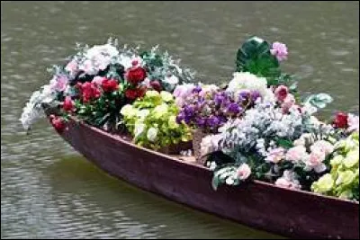 Dans ces nuits de Chine, nuits câlines, comment sont les bateaux ?