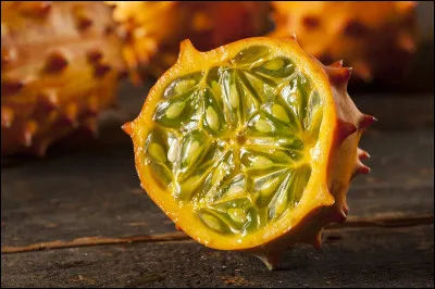 Quel fruit a une forme de petit ballon orange et est parfois appelé "melon épineux" ?