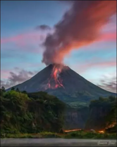 Quelle est la forme d'un volcan effusif ?