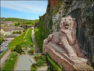 Nous terminons devant ce lion, l'emblème de la ville de ...