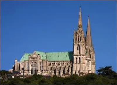 Cette cathédrale fait la renommée d'une ville du Centre-Val-de-Loire. Il s'agit de ...