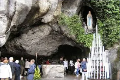 Cette grotte se trouve dans une ville d'Occitanie connue entre autres pour son pèlerinage marial . Il s'agit de ...