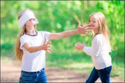 Comment s'appelle le jeu où tu dois attraper les autres les yeux bandés ?