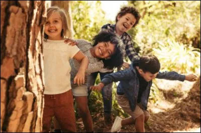 Comment s'appelle le jeu où une personne doit se cacher et les autres doivent la retrouver et se cacher avec elles et attendent les autres (qu'ils trouvent leur cachette) ?