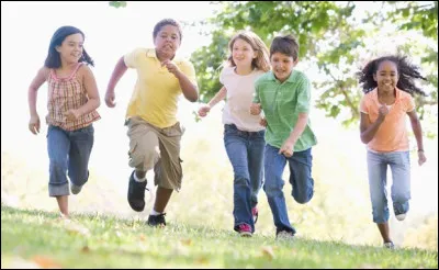 Comment s'appelle le jeu où il faut arriver de l'autre côté sans se faire toucher pour gagner ?