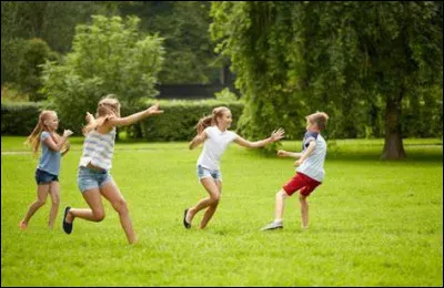 Comment s'appelle le jeu où il y a trois équipes et le but est qu'une équipe doit toucher une autre sans se faire toucher par la troisième ?