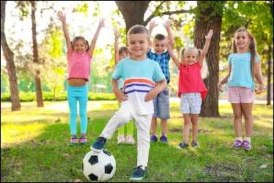 Comment s'appelle le jeu où il faut se cacher et toucher un objet pour sauver un ami ou se prendre une vie ?