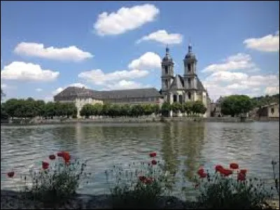 Cette abbaye le long de la Moselle se trouve à ...