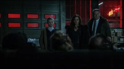 Qui a tué ces personnages (ceux qu'on voit de dos sur l'image) ?