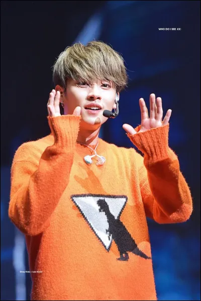 Dans quel mv est-il habillé comme ça ?