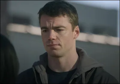 Voici Peter Sutherland. Dans quelle série Netflix est-il l'un des personnages principaux ?