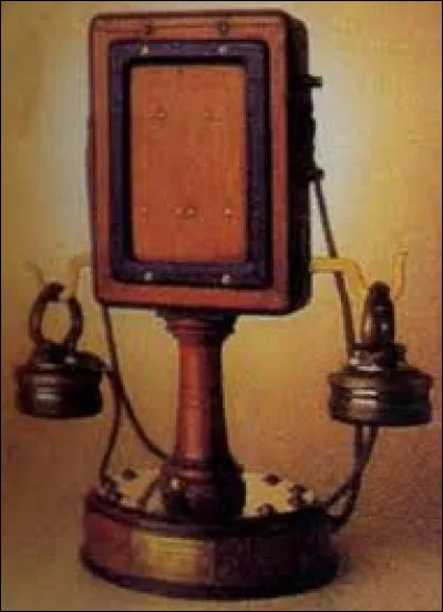 Au XIXe si&egrave;cle, qui inventa le premier t&eacute;l&eacute;phone agr&eacute;&eacute; plus tard par les PTT ?