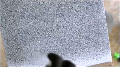 Ensemble des poils (d'un mammifère).
Roche dure, formée de cristaux de feldspath, de quartz, de mica