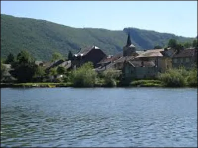 Village de l'aire d'attraction Carolomacérienne, dans un méandre de la Meuse, Laifour se situe dans le département ...