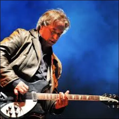Avant de devenir le légendaire guitariste du groupe américain R.E.M., Peter Buck a été disquaire, mais aussi, durant un temps...