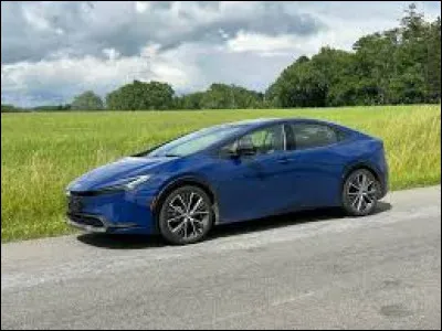 Cette voiture bleue est une ...