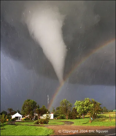 Mouvement tournant de l'atmosphère, effet violent de certaines perturbations tropicales.
D'une clarté neutre, sans couleur (résultant du mélange de toutes les couleurs du spectre)