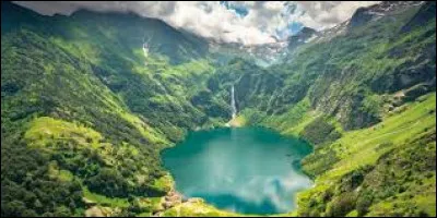 Où se trouve le lac d'Oô ?