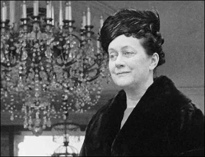 C'est en 1966 que Pierre Perret écrit et chante "Les Jolies Colonies de vacances".
Qui en fait interdire la diffusion (elle le sera pendant 6 mois) ?