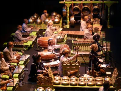 Quel instrument marque le d&eacute;but et la fin d'une pi&egrave;ce de gamelan ?