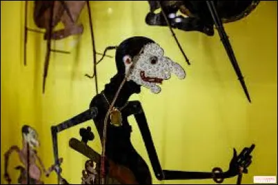 Quel type de th&eacute;&acirc;tre est souvent accompagn&eacute; par la musique de gamelan ?