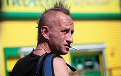 Cette image est issue d'un film de Gustave Kervern et Benoît Delépine, où Poelvoorde joue Benoît Savelli. Comment s'appelle ce film ?