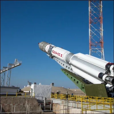 Quel nom porte la particule atomique, chargée positivement, que l'on trouve dans le noyau de tous les atomes ?