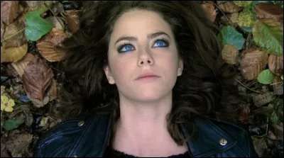 Qui est la demi-sur de Effy Stonem ?