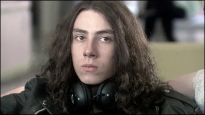 Quel personnage est passionné de métal et joue de la guitare ?