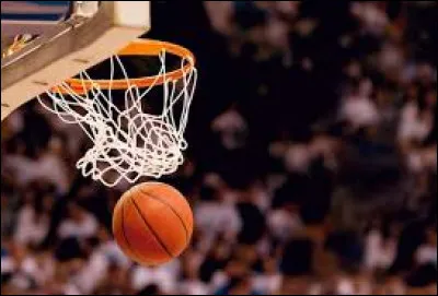 Tu joues au basket et dans ton &eacute;quipe il y a un joueur tr&egrave;s nul. &Agrave; un moment, il y a une opportunit&eacute; o&ugrave; tu pourrais lui passer la balle pour qu'il tente de mettre un panier. Que fais-tu ?