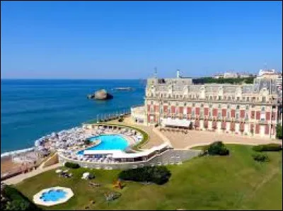 Que faut-il ajouter à "pal" pour obtenir le nom donné à un hôtel possédant cinq étoiles ?