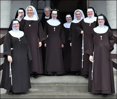 Qui sont ces religieuses qui appartiennent à l'ordre religieux catholique fondé par Sainte-Claire en 1212 ?