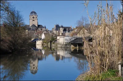 Quel cours d'eau traverse Alençon, chef-lieu du département de l'Orne ?