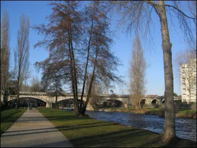 Quel cours d'eau traverse Tarbes, chef-lieu du département des Hautes-Pyrénées ?