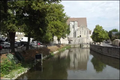 Quel cours d'eau traverse Chartres, préfecture du département d'Eure-et-Loir ?